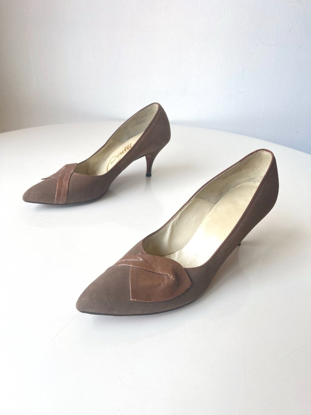 Vintage 50s Corelli Pointy Toe Taupe Suede Kitten Heels Shoes Size 7 - Picture 3 of 7